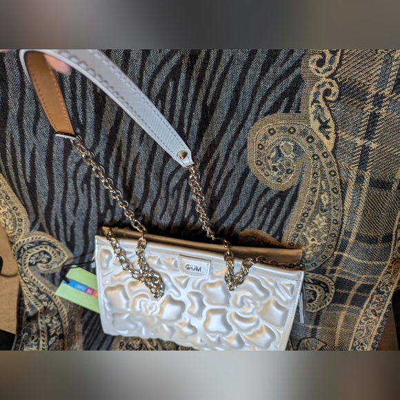 Gum designs with puff gummy designs NWT gold chain strap with dust bag! - Picture 2 of 10